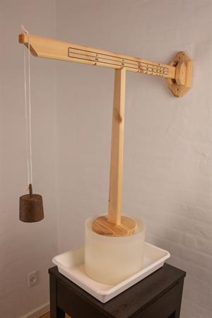 Ostepress till DANBO-type och andra fasta ostar,  model til väggmontering